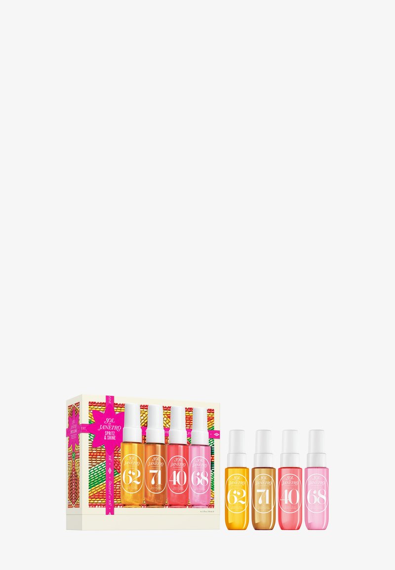 Set di cinque flaconi spray in diverse tonalità (arancione, giallo, rosa e marrone) confezionati in una scatola decorativa con un nastro rosa brillante.