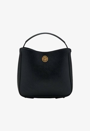 Bolso de mano de cuero negro con un asa superior única y un cierre circular dorado en el centro frontal, colocado verticalmente sobre un fondo blanco.