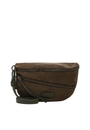 Bruine suède crossbodytas in halve maan vorm met twee horizontale ritsen en een verstelbare leren riem op een witte achtergrond.
