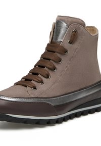 Sneaker alte in suede grigio con dettagli in pelle marrone, occhielli in metallo e lacci marroni. Include una suola in gomma nera con battistrada.