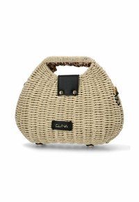 Bolso de paja tejido en beige con un acento y asa de cuero negro. Presenta una forma redondeada y un cierre con cremallera. Detalles en dorado.
