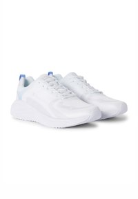 Zapatillas deportivas blancas con una parte superior de malla transpirable, cierre de cordones, acentos en azul claro en la lengüeta del talón y una suela de goma texturizada.