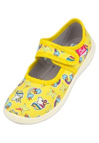 Gelbes Leinenschuh mit flacher Sohle, versehen mit einem bunten Druck von Einhörnern, Sternen und Regenbögen, gesichert mit zwei Klettverschlüssen.