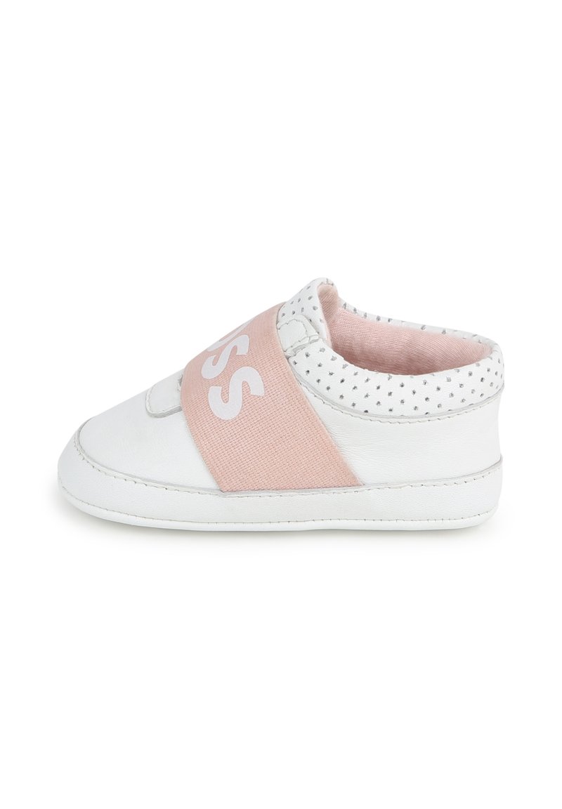 Baskets blanches avec une bande rose pâle comportant du texte blanc. Fabriquées en matériau semblable à du cuir, elles ont un bout rond et une doublure texturée.