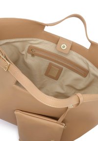 Borsa a spalla in pelle beige con texture liscia, dotata di una tasca con zip e di un piccolo portafoglio staccabile all'interno, dettagli cuciti e chiusura a scatto.