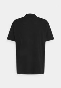 Sort kortærmet polo med krave, der har en glat tekstur og en afslappet pasform. Ingen synlige mønstre eller accenter.