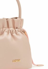 Sac seau en faux cuir rose avec un haut froncé, des accessoires dorés et une bandoulière ajustable. Présente un logo en relief à l'avant.