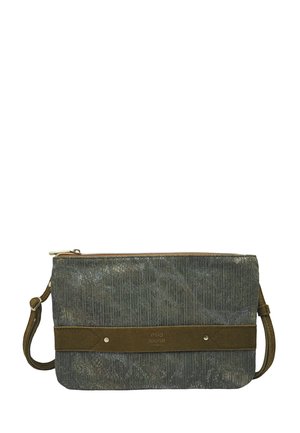 Pochette rectangulaire grise texturée avec sangle en daim marron et bracelet ajustable, fermeture à glissière et logo "mila louise PARIS".