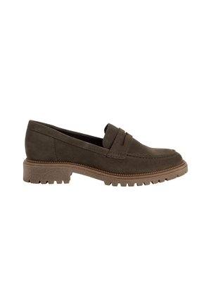 Mocassino in camoscio marrone scuro con tacco basso e suola in gomma resistente, con dettaglio di cinturino cucito sulla parte superiore.