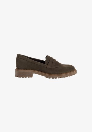Mocassino in camoscio marrone scuro con tacco basso e suola in gomma resistente, con dettaglio di cinturino cucito sulla parte superiore.
