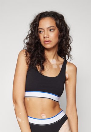 Zwarte katoenen sportbh met brede elastische band in blauw en wit met het "HUGO" logo. Gladde textuur, aansluitend ontwerp en ronde halslijn.