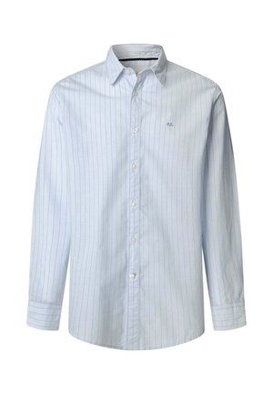 Chemise bleu clair à manches longues avec rayures verticales fines, col pointu et petit logo brodé "P.J.L" sur la poitrine.