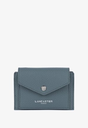 Grijze leren portemonnee met een textuur oppervlak, driehoekige flap, zilveren drukknoop-sluiting en een gegraveerd "Lancaster Paris" logo aan de voorkant.