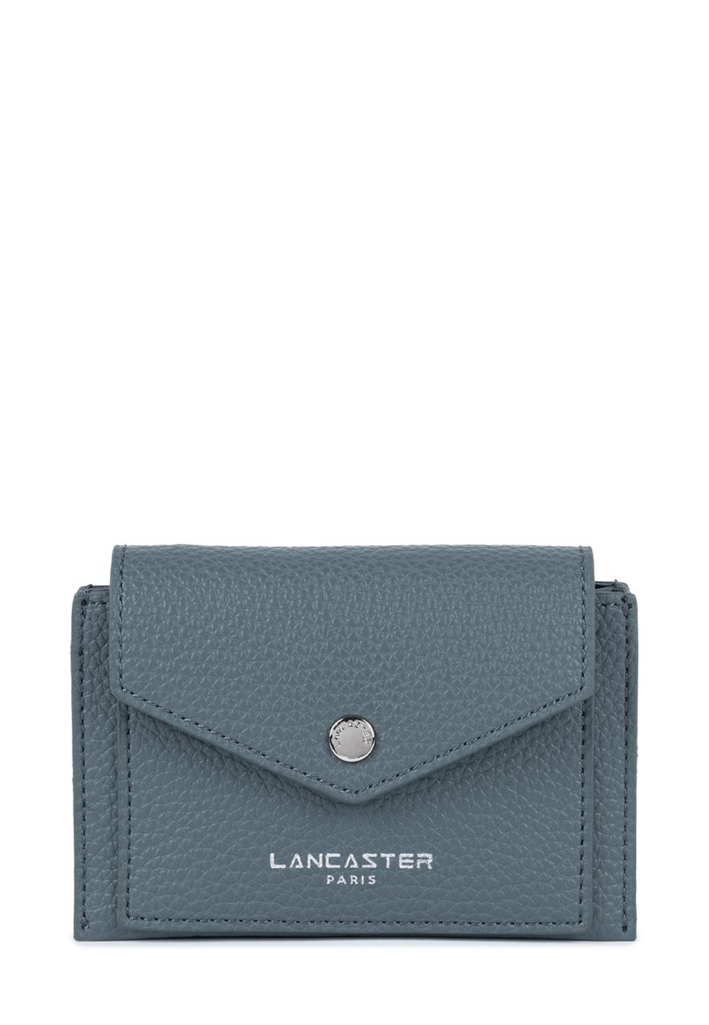 Portafoglio in pelle grigio con superficie texturizzata, pattina triangolare, chiusura a scatto in argento e logo "Lancaster Paris" embossato sul davanti.