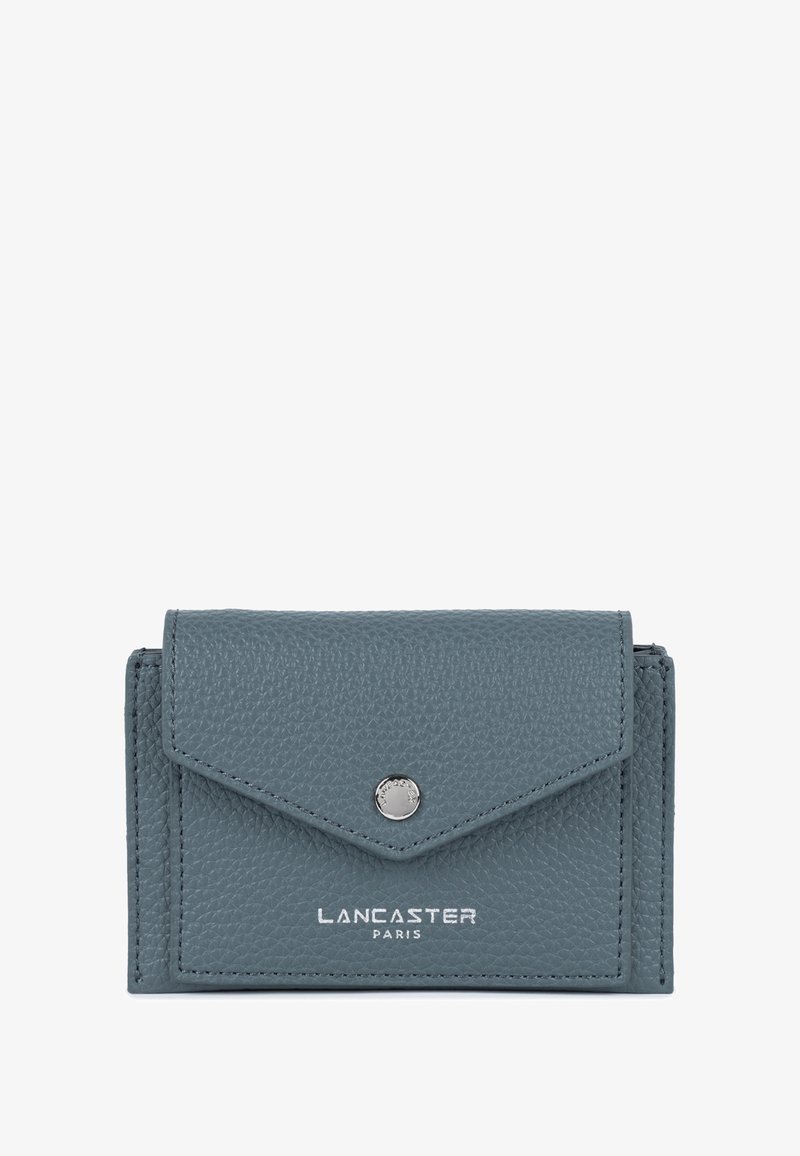 Portafoglio in pelle grigio con superficie texturizzata, pattina triangolare, chiusura a scatto in argento e logo "Lancaster Paris" embossato sul davanti.