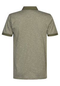 Polo vert olive avec tissu texturé, manches courtes et col côtelé. Présente un biais contrastant aux manches et au col.