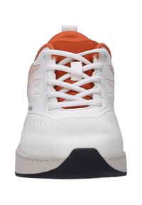 Bílé sportovní tenisky s oranžovým pleteným límcem, složitým texturovaným svrškem, bílými tkaničkami a černou gumovou podrážkou. Pohled zepředu.