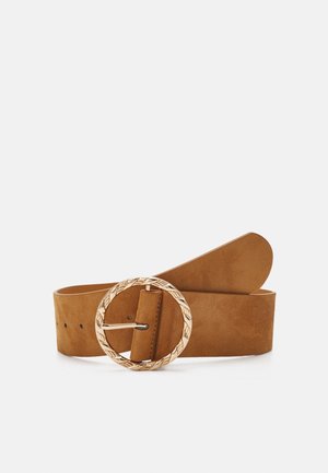 Large ceinture en daim beige avec une boucle ronde texturée en or et plusieurs trous d'ajustement à une extrémité.