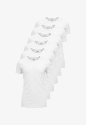Cinque t-shirt bianche semplici a maniche corte con scollo rotondo, impilate in una disposizione verticale sfalsata su uno sfondo bianco.
