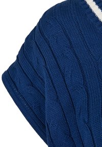 Námornický pletený svetr s kabelovým vzorem a texturovaným povrchem, s bílým pruhem kolem výstřihu pro kontrast.