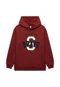 Czerwona bawełniana bluza z kapturem, z sznurkiem do regulacji, z dużym haftowanym napisem "BRAVE" oraz białym okręgiem z literą "C" z przodu, a także ściągaczami przy mankietach.
