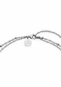 Silberne Kettenhalskette mit zwei Schichten, ausgestattet mit einem Karabinerverschluss und einem kleinen runden Anhänger, auf dem "PURELE!" eingraviert ist. Glatte Textur und polierte Oberfläche.