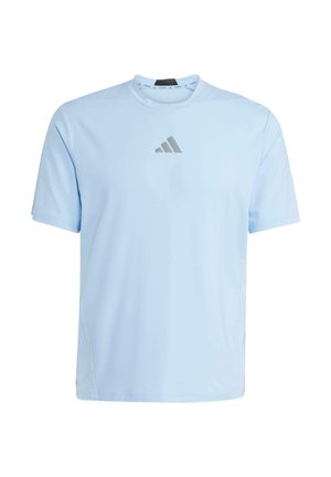 Lichtblauw sport T-shirt met korte mouwen, gemaakt van gladde stof. Beschikt over een grijs logo op de borst en een ronde hals.