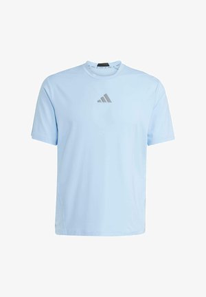 Lichtblauw sport T-shirt met korte mouwen, gemaakt van gladde stof. Beschikt over een grijs logo op de borst en een ronde hals.