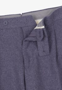 Lila Wollhosen mit flachem Front, Knopfverschluss und Reißverschluss. Sie verfügen über Gürtelschlaufen und ein glattes Futter.