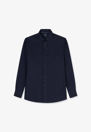 Herenoverhemd met lange mouwen in marineblauw, met knopen, spitse kraag en borstzak, plat uitgestald op een witte achtergrond.