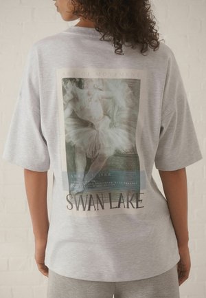 Graues, übergroßes T-Shirt mit einem gedruckten Balletttänzer-Graphic auf der Rückseite, mit dem Text "Schwanensee" und einem Vintage-Veranstaltungsdatum darunter.