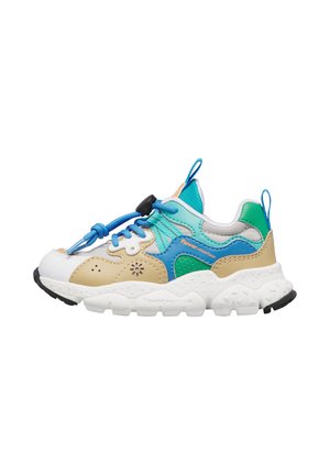 Baskets pour enfants avec panneaux beige, vert et bleu, semelle blanche épaisse, lacets élastiques bleus avec bouton-pression, et languettes de traction sur la langue et le talon.