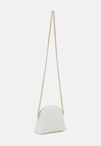 Ljusgrå läderväska med en böjd form, guldkedjehandtag och dragkedjestängning. Slät yta utan synliga mönster eller detaljer.