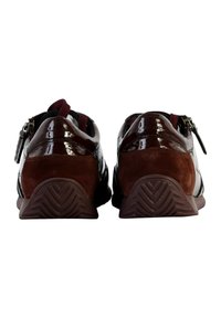 Chaussures en suede marron et en matériau synthétique brillant avec une semelle texturée. Elles disposent d'une fermeture éclair et d'un col rembourré.