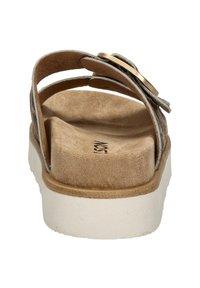 Bruine suède slip-on sandaal met een gevormde voetbed, witte plateausole en een decoratieve gouden gesp accent op de band.