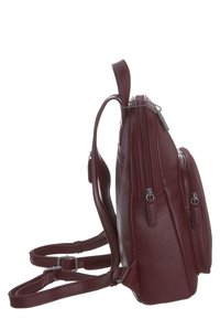 Mochila de cuero rojo oscuro vista de lado con dos compartimentos con cremallera y correas de hombro ajustables.