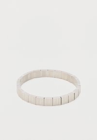 Brățară elastică argintie alcătuită din linkuri dreptunghiulare alternate, mate și strălucitoare, având o textură netedă și lustruită, formând o formă circulară.