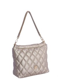 Bolso acolchado de color beige con un acabado de satén suave, que presenta una correa de cadena en tono dorado y un pequeño logo en relieve en la parte frontal.