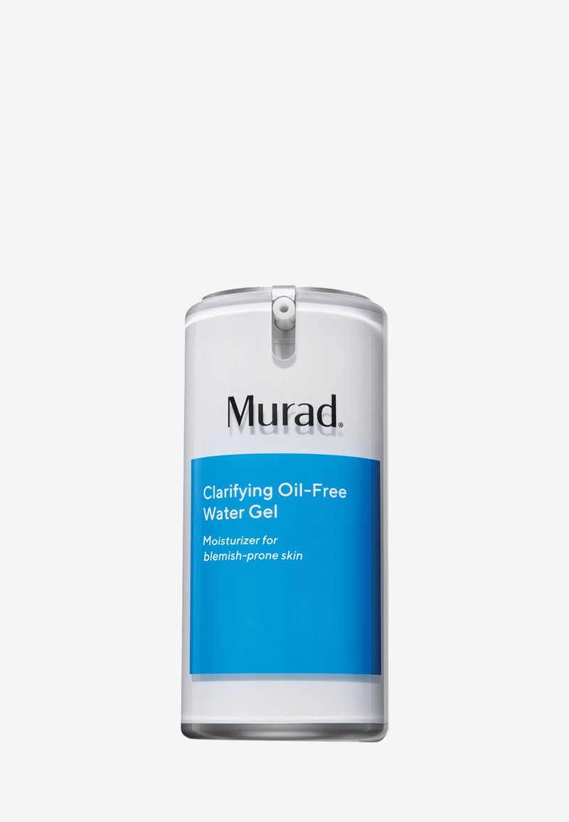 Murad Clarity Oljefri Vatten Gel i en cylindrisk, genomskinlig behållare. Etiketten har vit text på en blå bakgrund som framhäver produktens detaljer.