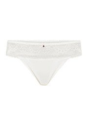 Weiße Spitzenstrings mit einem durchsichtigen Einsatz, ausgestattet mit einem floral verzierten Bund und einem kleinen dekorativen Edelstein in der Mitte vorne.