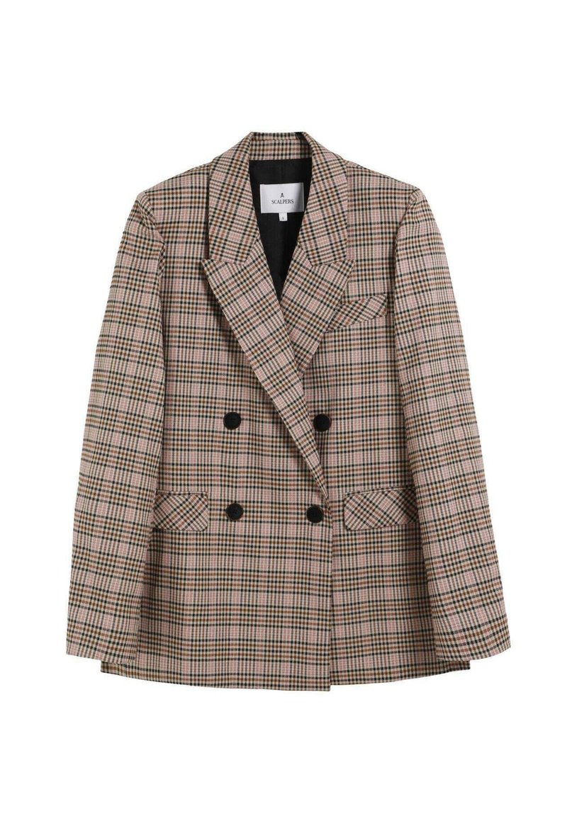 Blazer de doble botonadura con un patrón de cuadros en marrón, negro y beige, con solapas de muesca, botones negros y bolsillos con solapa sobre un fondo blanco.