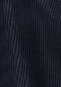 Námornícky modrý kordový textil s vertikálnymi pruhmi, ktorý sa vyznačuje jemnou textúrou a konzistentným vzorom po celom povrchu.