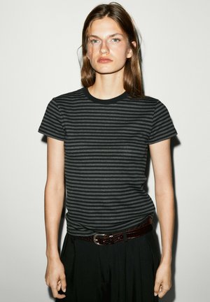Massimo Dutti, Oval tortoiseshell effect sunglasses - T-Shirt print - black