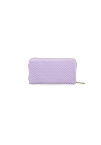 Portafoglio viola trapuntato con chiusura a zip. Superficie testurizzata con un motivo a diamante, accentuata da una zip beige. Forma rettangolare compatta.