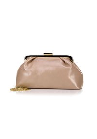 Clutch in pelle beige con design arricciato, cornice in metallo dorato e tracolla a catena, caratterizzata da una texture liscia e una finitura elegante.
