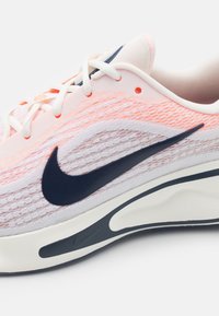Nike Performance JOURNEY RUN - Løbesko til landevejen - sail/thunder blue/total orange/burnt sunrise/white