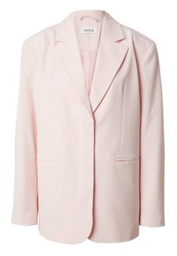 Blazer rose clair sur mesure avec revers crantés, manches longues et deux poches avant passepoilées, présenté sur un fond blanc uni.
