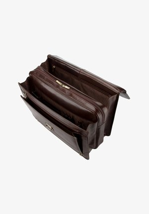 Attaché en cuir brun avec plusieurs compartiments, quincaillerie dorée et texture lisse, présentant une fermeture zippée et des sangles amovibles.