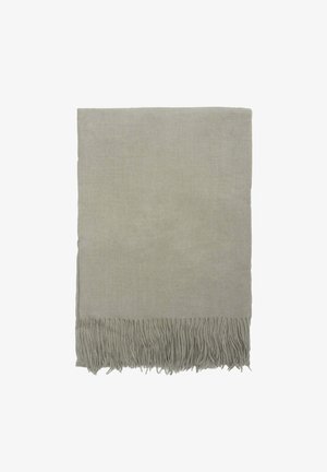 Šedý pletený přehoz s třásněmi, který má měkkou texturu a obdélníkový tvar. Rozměry přibližně 60 x 80 cm. Jednoduchý a neutrální design.