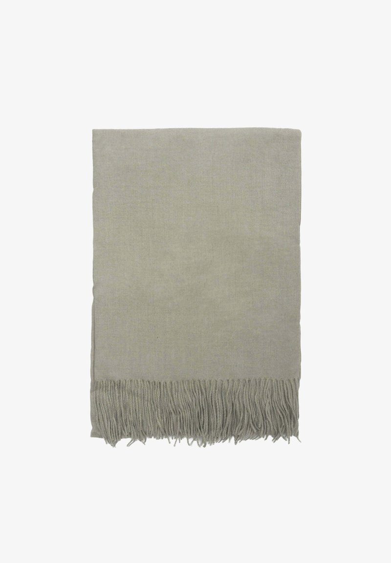 Szary, pleciony koc z frędzlami, o miękkiej fakturze i prostokątnym kształcie. Wymiary wynoszą około 60 x 80 cm. Prosty i neutralny design.